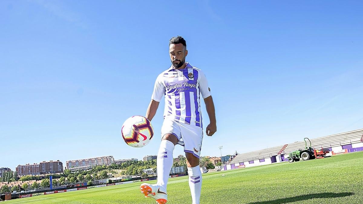 Ivi López pelotea sobre el césped de los Anexos con el uniforme del equipo.-J.C. CASTILLO