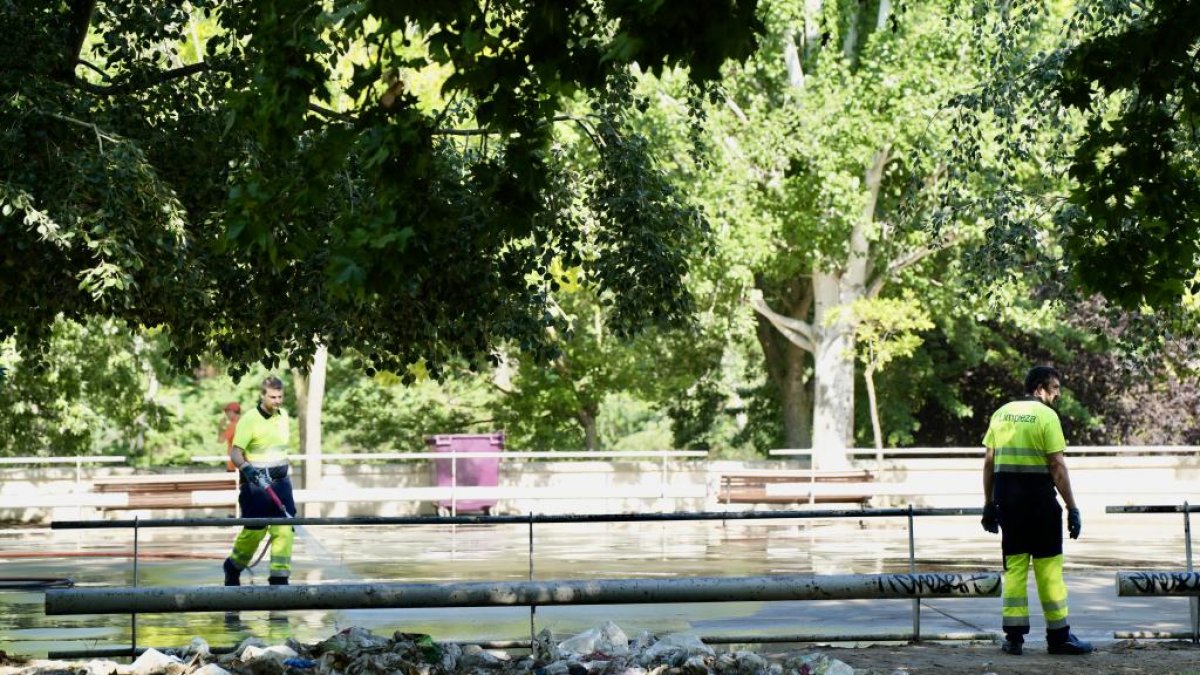 El servicio de limpieza recoge la basura junto a Moreras. PHOTOGENIC