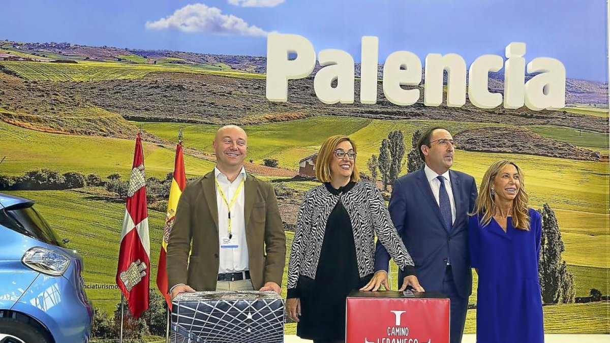 Ángeles Armisén y Alfonso Polanco, ambos en el centro, durante su visita al stand de la provincia.-ICAL
