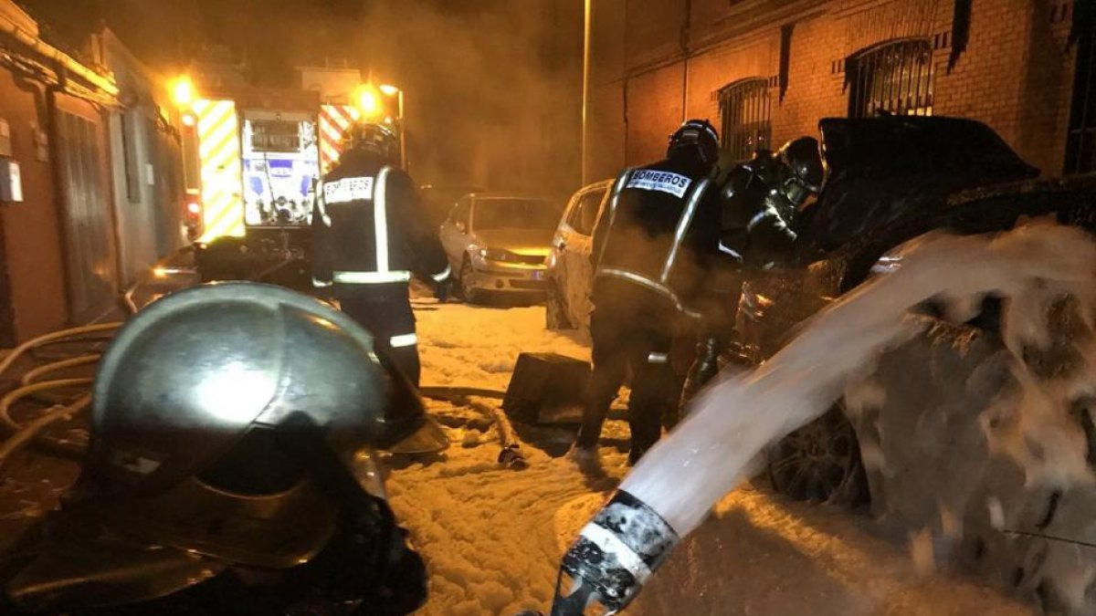 Imágenes del calcinamiento de vehículos en Valladolid-@bomberosVLL