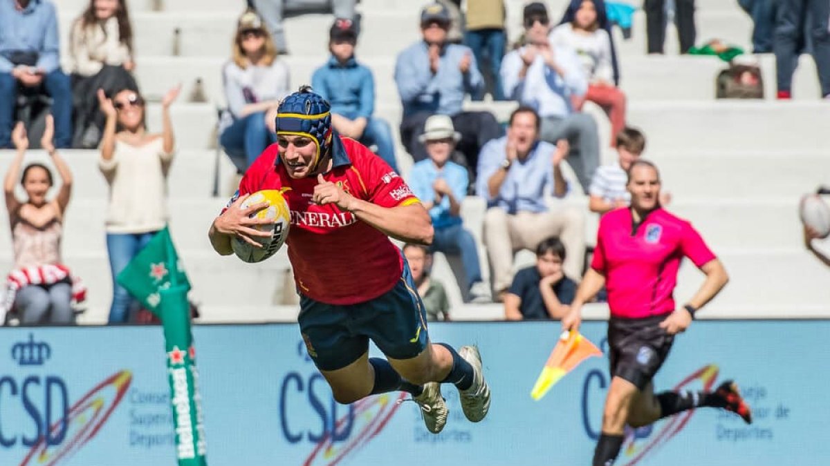 El quesero AlvarGimeno realiza un ensayo con España en un duelo anterior ante Bélgica. FERUGBY /J. MARTÍN
