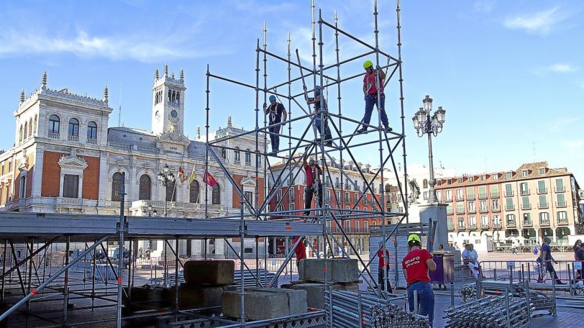 Los preparativos de las fiestas avanzan en los días previos. Junto a la instalación de casetas para la Feria de Día, ayer le tocó el turno al montaje del escenario en la plaza Mayor.-J. M. LOSTAU