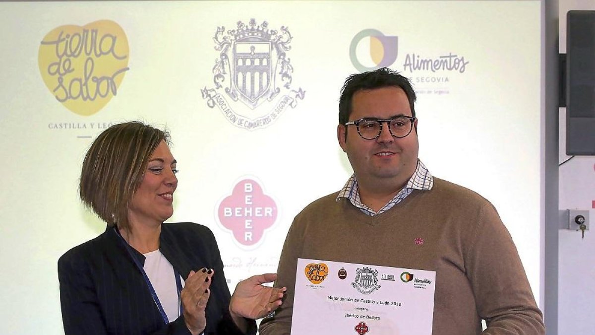 La consejera de Agricultura y Ganadería, Milagros Marcos, junto a Gregorio Pérez, propietario de la tienda ‘La Despensa de Caño Argales’ de Valladolid.-ICAL