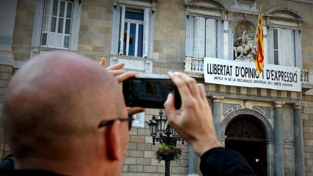 Nueva pancarta en el Palau de la Genralitat.-FERRAN NADEU