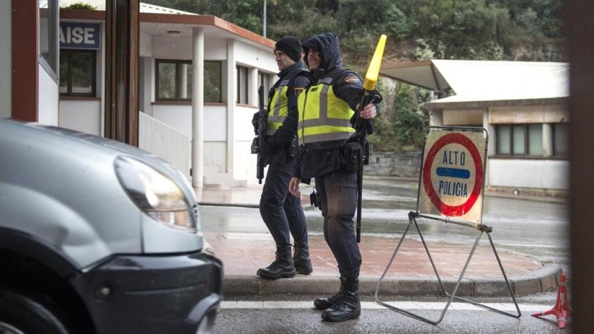 Controles policiales en la frontera de La Jonquera a todos los vehículos procendentes de Francia.-GLORIA SÀNCHEZ (ICONNA)