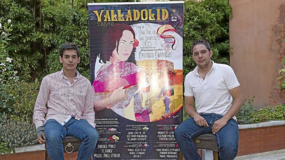 José Manuel Serrano y Dani Santaolaya, junto a un cartel de la feria de Valladolid.-José Salvador.
