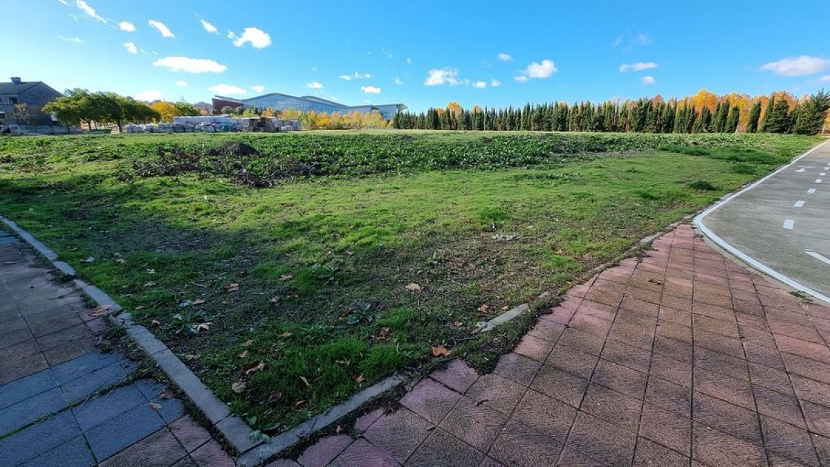 Parcela que acaba de adjudicar la Diputación de Valladolid en el barrio de Villa del Prado.-PHOTOGENIC