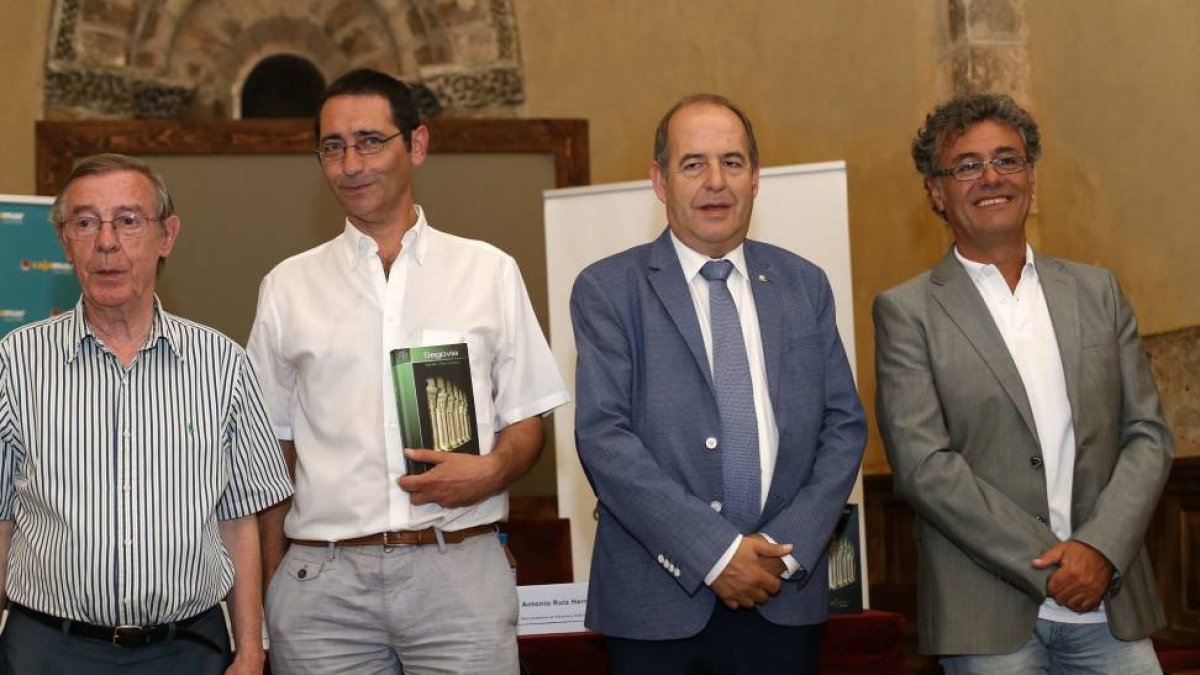 (I a D) el director de la Real Academia de Historia y arte de San Quirce, Antonio Ruiz; el autor de la obra, José Luis Hernando; el director institucional, Teodoro Hernández , y el director del Centro de Estudios del Románico, Jaime Nuño, en la presentaci-Ical