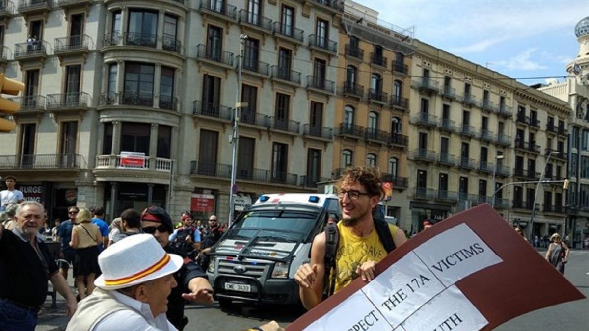 Pequeño altercado en el centro de Barcelona por el aniversario de los atentados.-EUROPA PRESS
