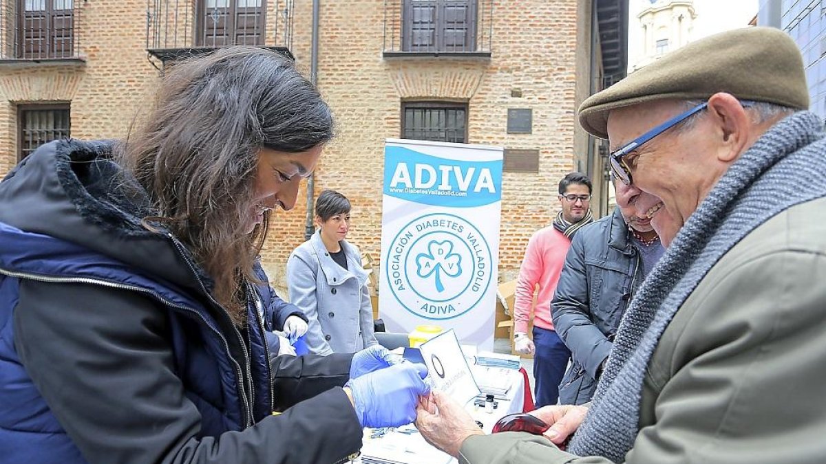 Controles de glucemia realizados en las calles de Valladolid.-ICAL