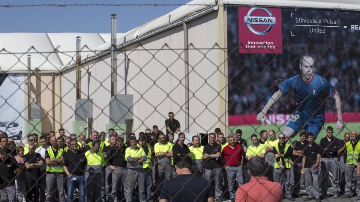 Imagen de archivo de una reunión del Comité de Nissan con los trabajadores.-ICAL