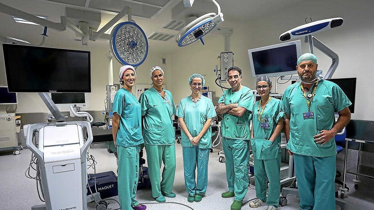Carlos Alberto Rodríguez Arias, jefe de Neurocirugía, en el centro, con su equipo de quirófano.-PHOTOGENIC