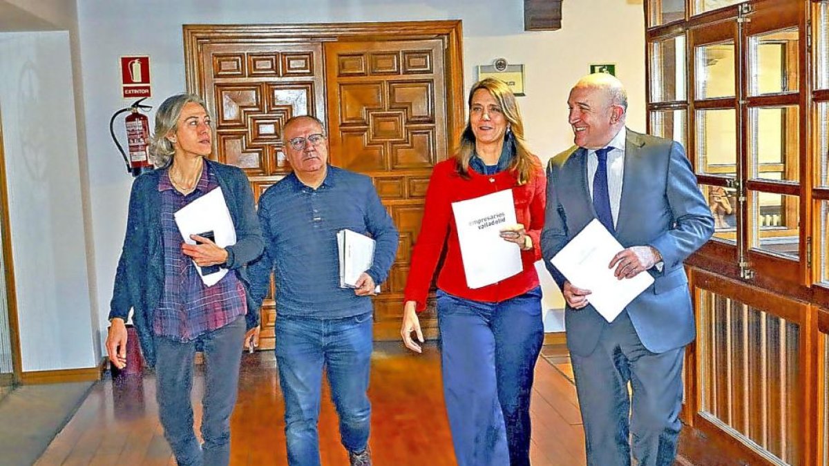 Nuria González, Gonzalo Franco, Ángela de Miguel y Jesús Julio Carnero ayer, minutos después del encuentro.-EL MUNDO
