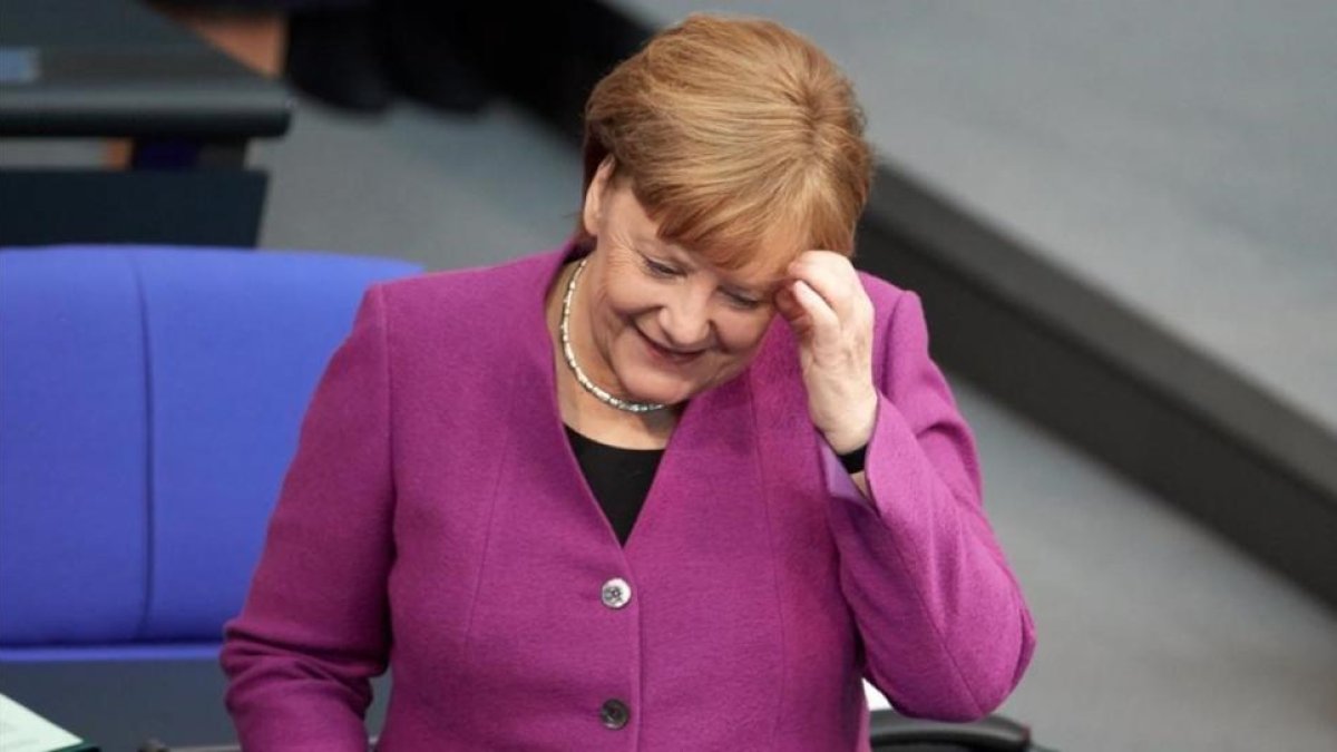 Angela Merkel en el Bundestag, expliando sus objetivos para la cumbre europea.-/ EFE / HAYOUNG JEON