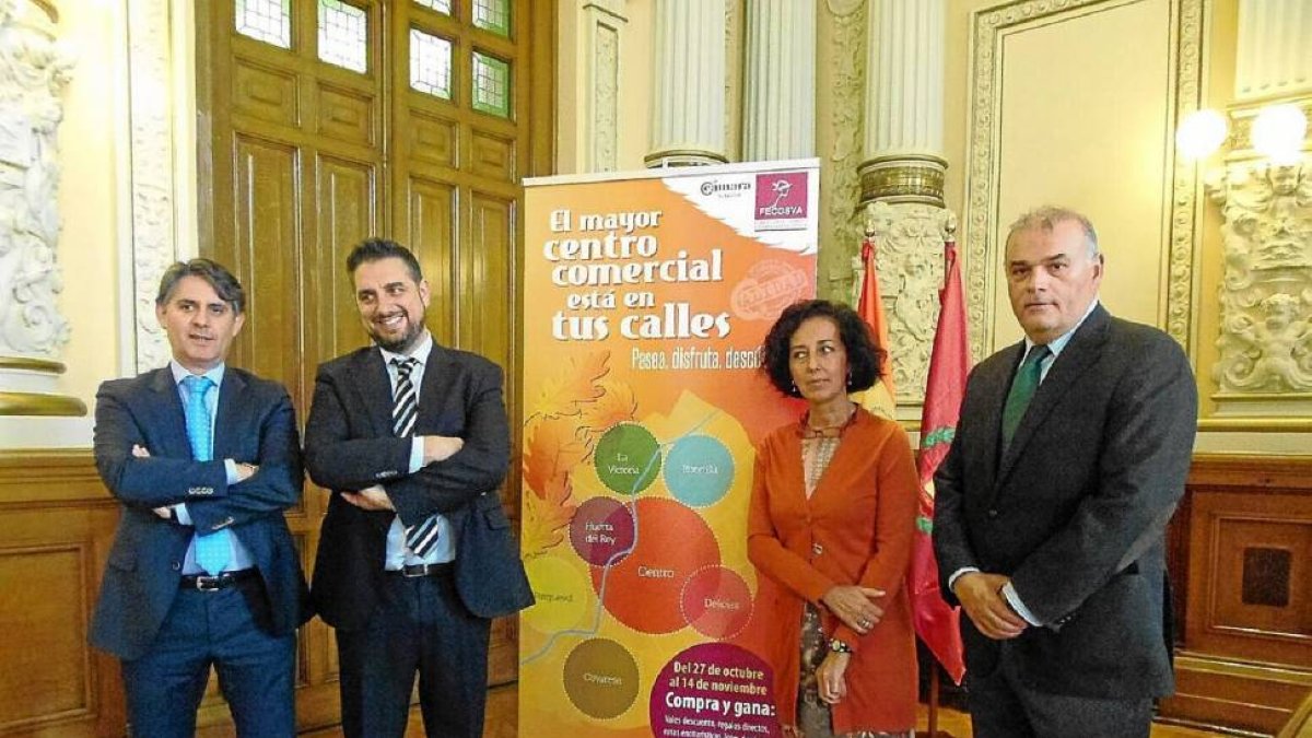 Mercedes Cantalapiedra y Javier Labarga, a la derecha, durante la presentación de la campaña-El Mundo