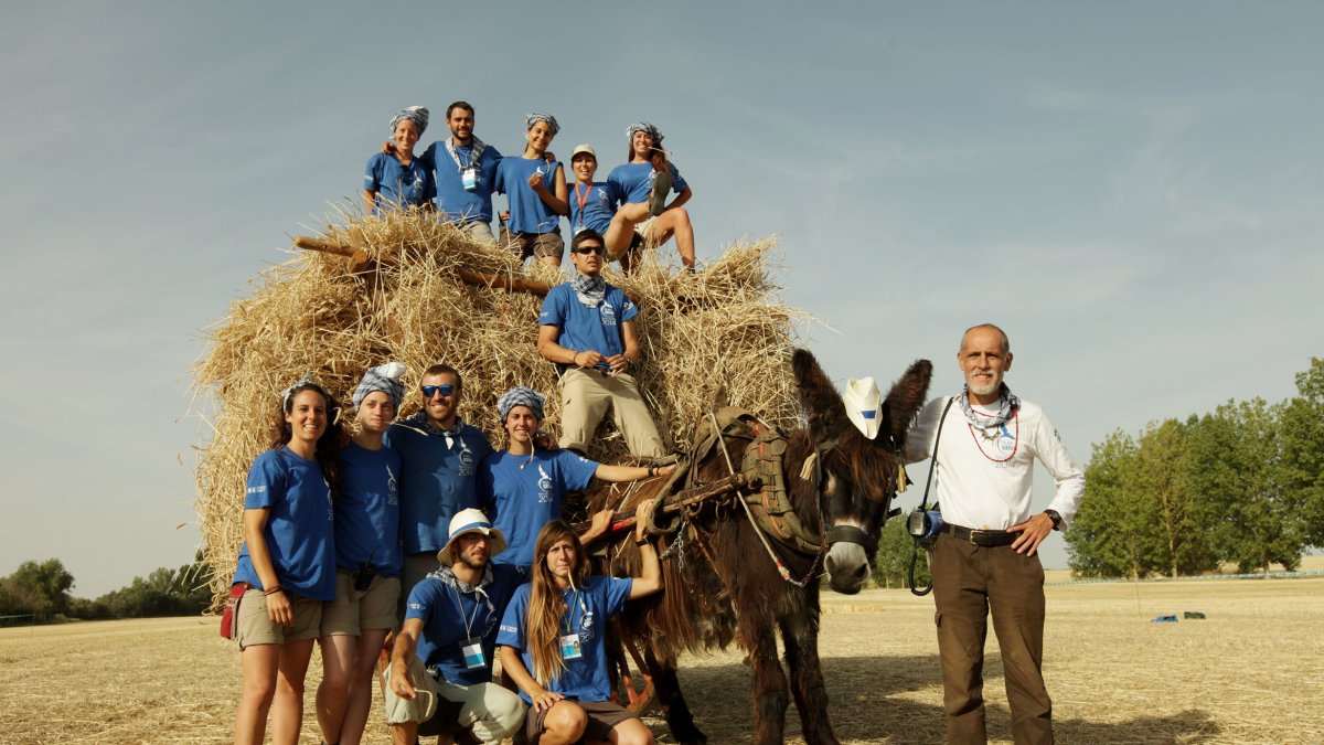 Fotografía de expedicionarios de la Ruta Quetzal con Jesús Luna, responsable del proyecto Vuelta al Mundo. - E.M.