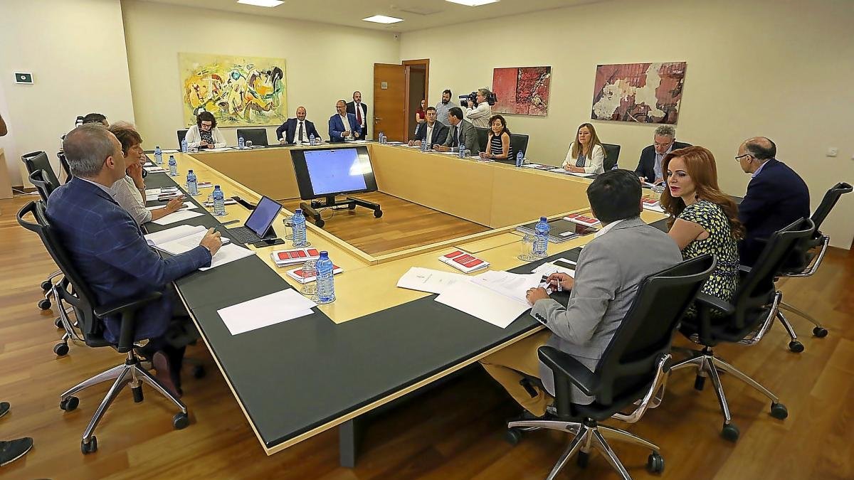 La presidenta de las Cortes, Silvia Clemente, preside la Junta de Portavoces del Parlamento Autonómico.-ICAL