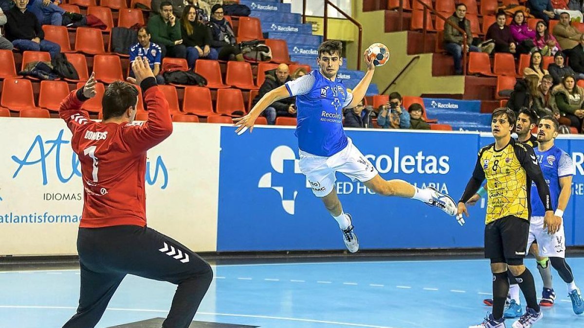 Imagen de un duelo jugador por el Recoletas ante el Quabit Guadalajara en Huerta del Rey.-PABLO REQUEJO