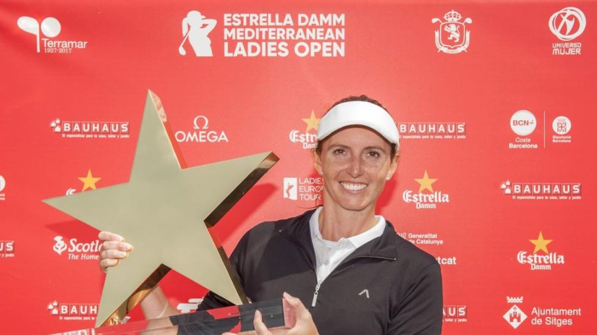 La inglesa Florentyna Parker, con el trofeo de ganadora en Sitges-