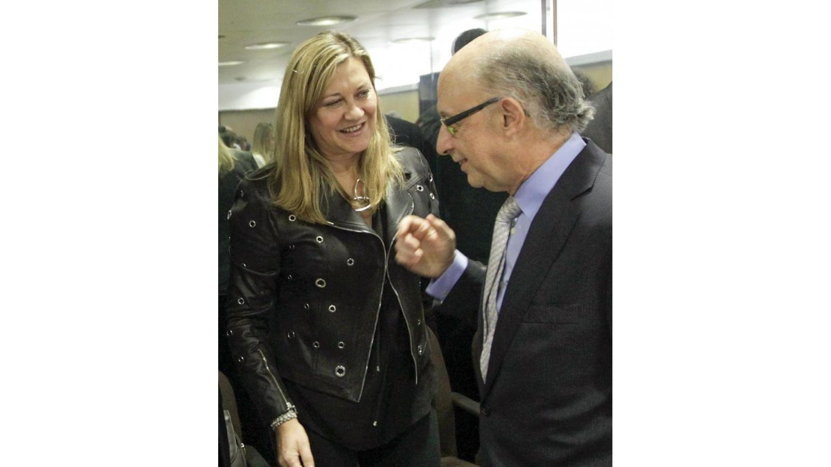 Pilar del Olmo, ayer, con el ministro Cristóbal Montoro.-ICAL