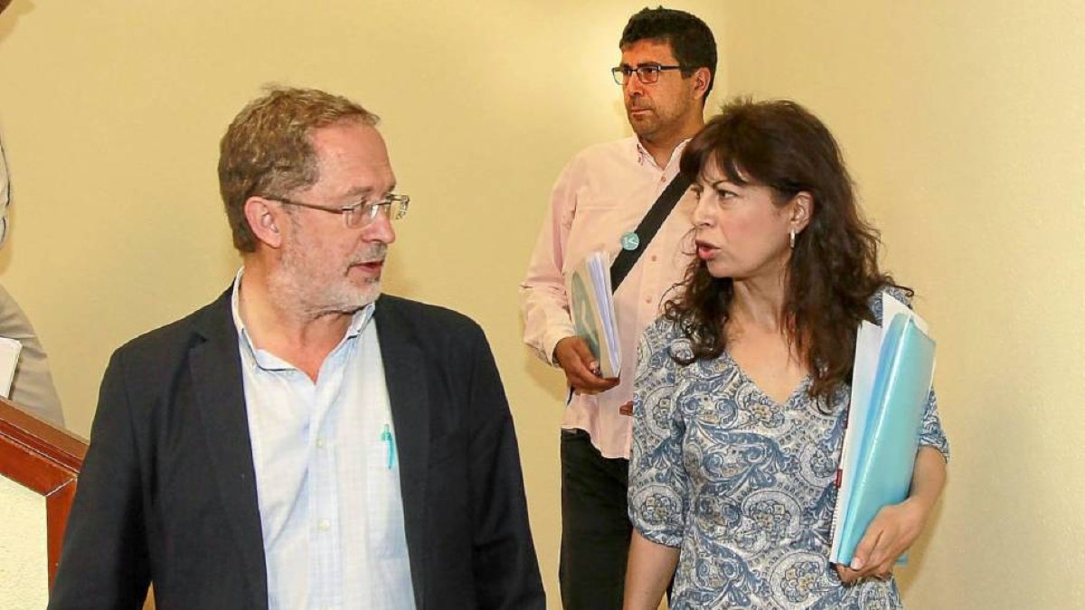 Manuel Saravia y Ana Redondo tras la reunión.-J.M. Lostau
