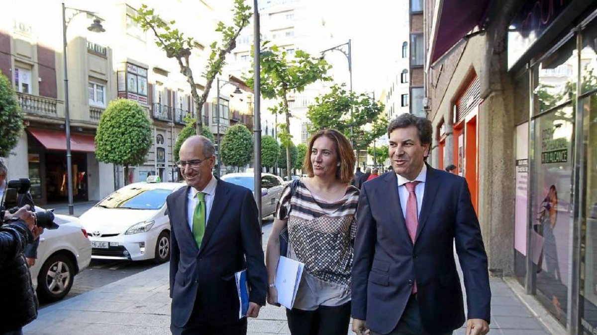 Javier Iglesias, Josefa García y Carlos F. Carriedo.-J.M. Lostau