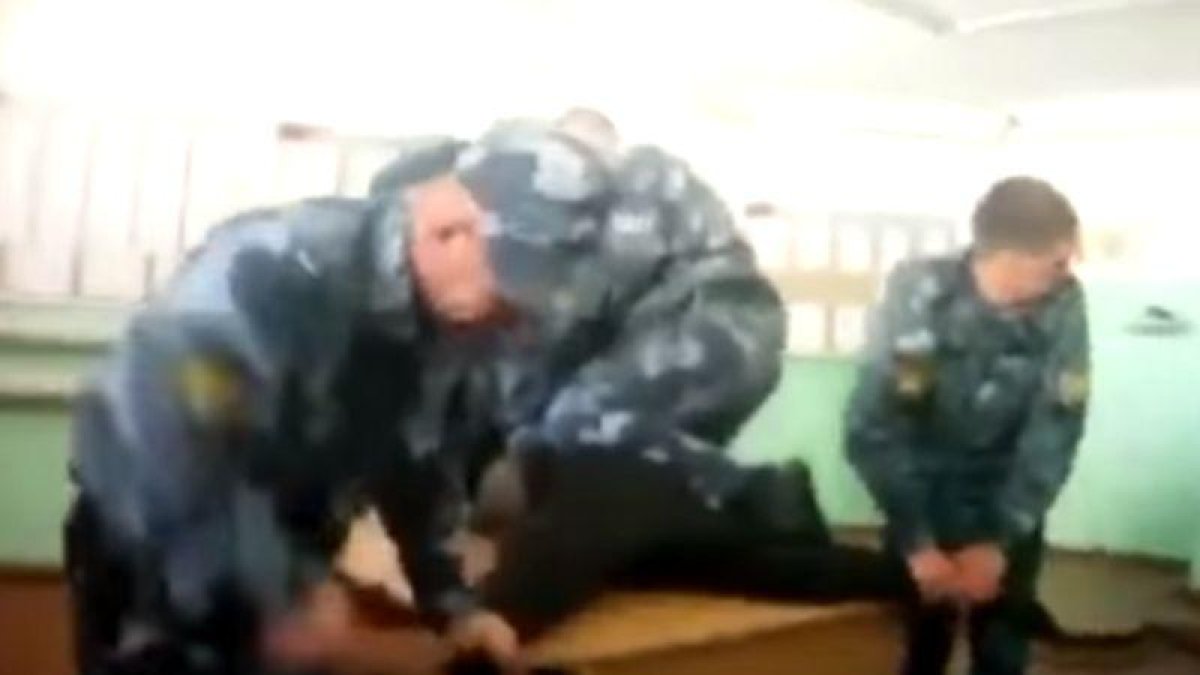 Vídeo de torturas a un preso en una cárcel rusa.-EL PERIÓDICO