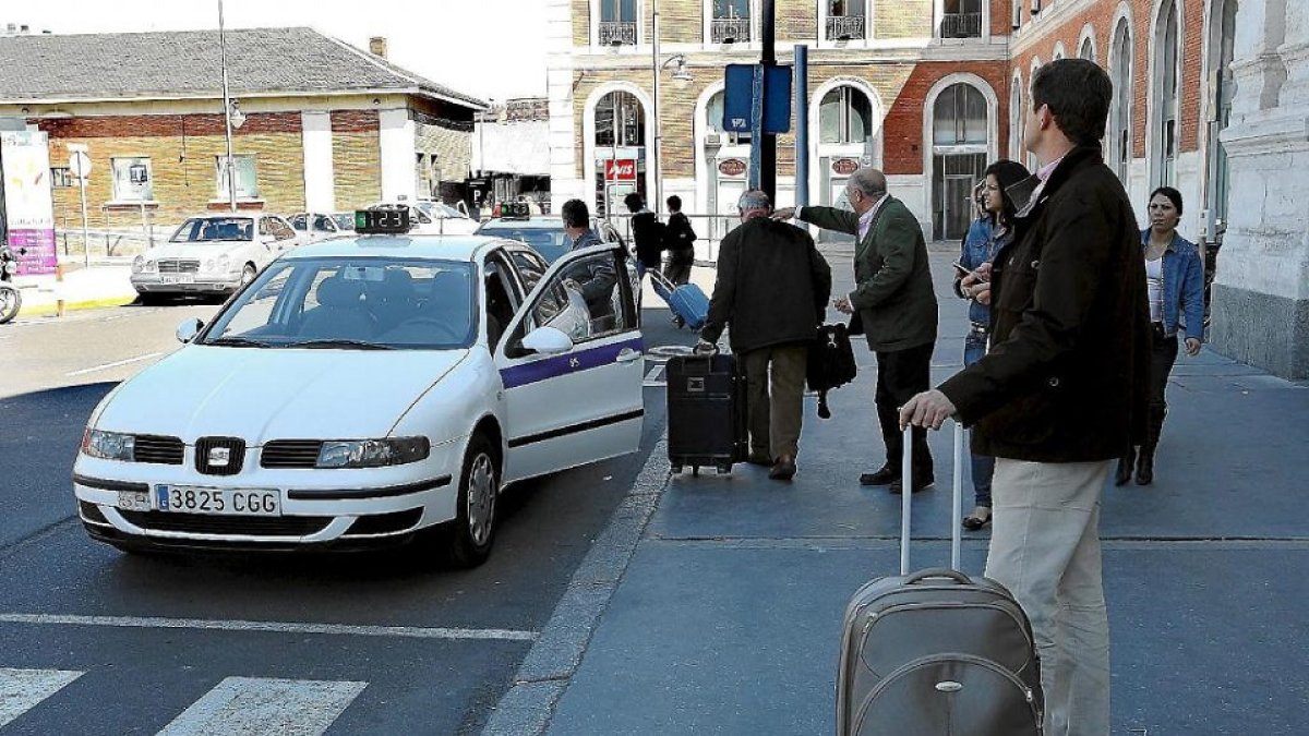 Parada de taxis en la estación de trenes Campo Grande. E. M.