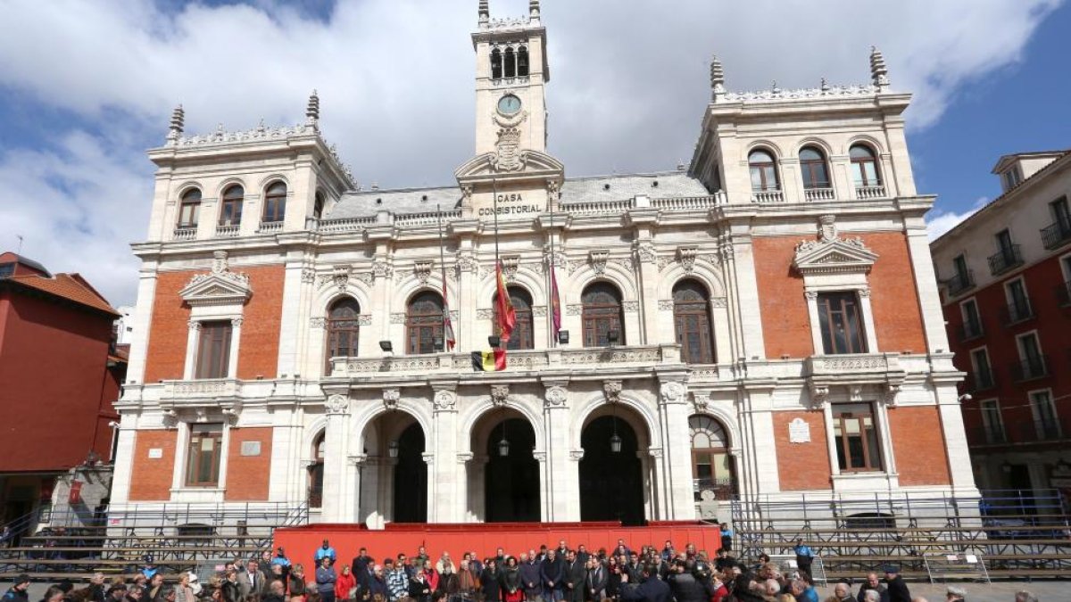 Concentración en el ayuntamiento de Valladolid en repulsa a los atentados de Bruselas.-ICAL