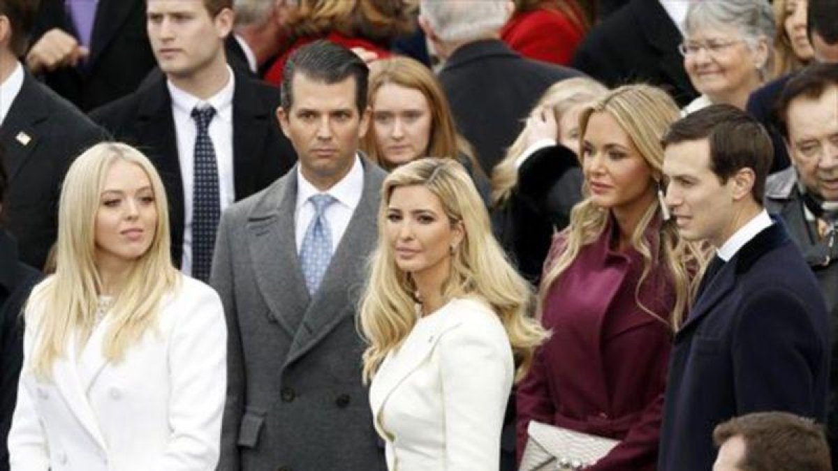 Donald Jr., a la izquierda, y Jared Kushner, en la toma de posesión de Trump.-REUTERS / KEVIN LAMARQUE