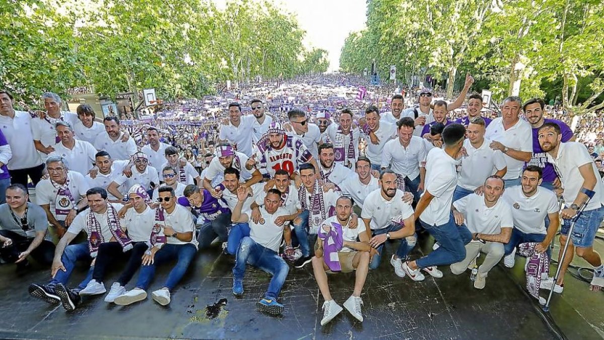 Los jugadores del Real Valladolid, en el escenario de la Plaza Zorrilla, y al fondo los aficionados que celebraron con ellos el ascenso en la zona deportiva del Campo Grande.-J. M. LOSTAU