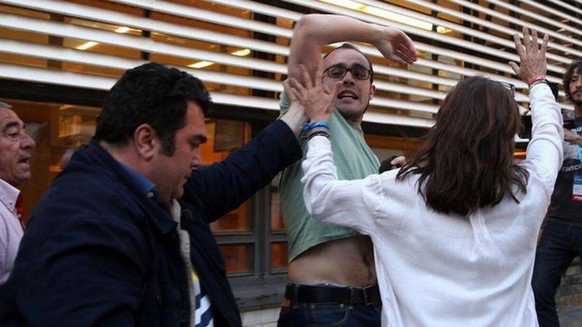 Activistas de la PAH son desalojados del mitin de Rajoy en Barcelona.-Foto: EFE / TONI ALBIR