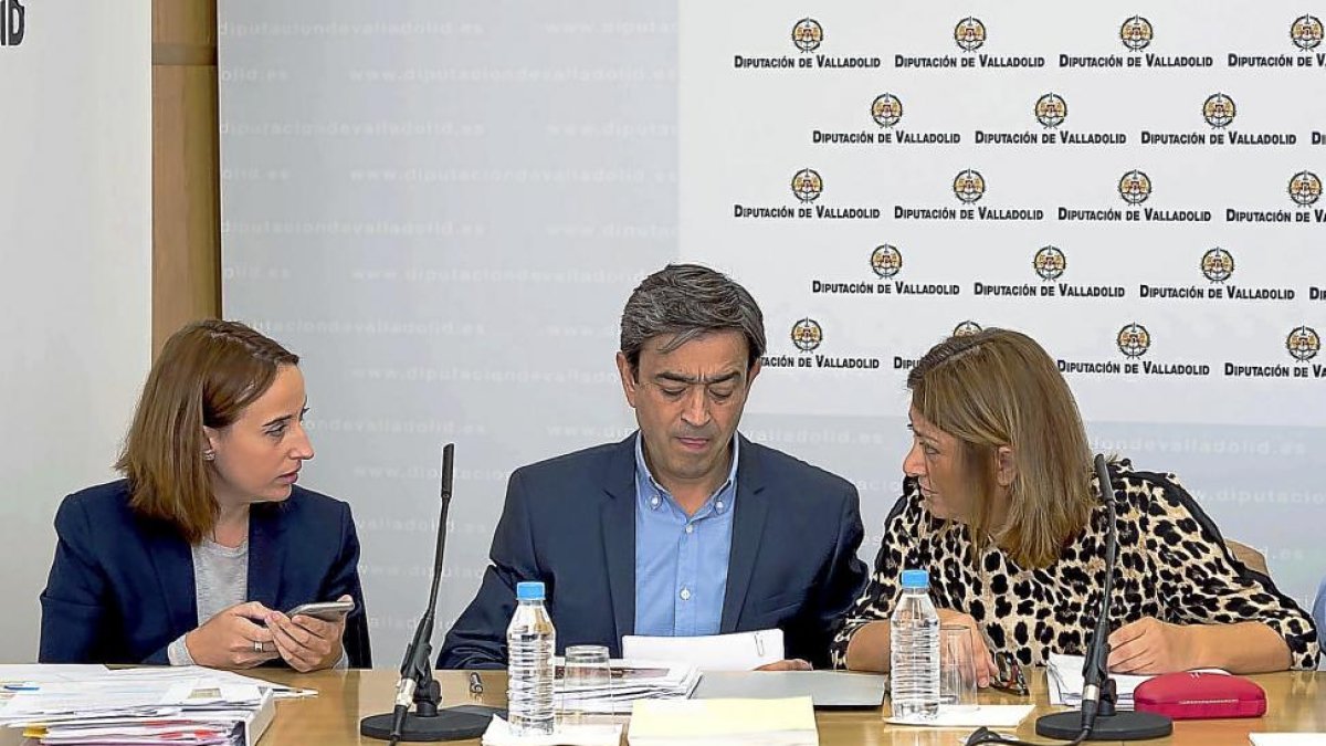 Pilar Vicente (C’s), Agapito Hernández (PP) y Teresa López (PSOE) ayer, hablan momentos antes de la comisión de investigación de Meseta Ski.-EL MUNDO