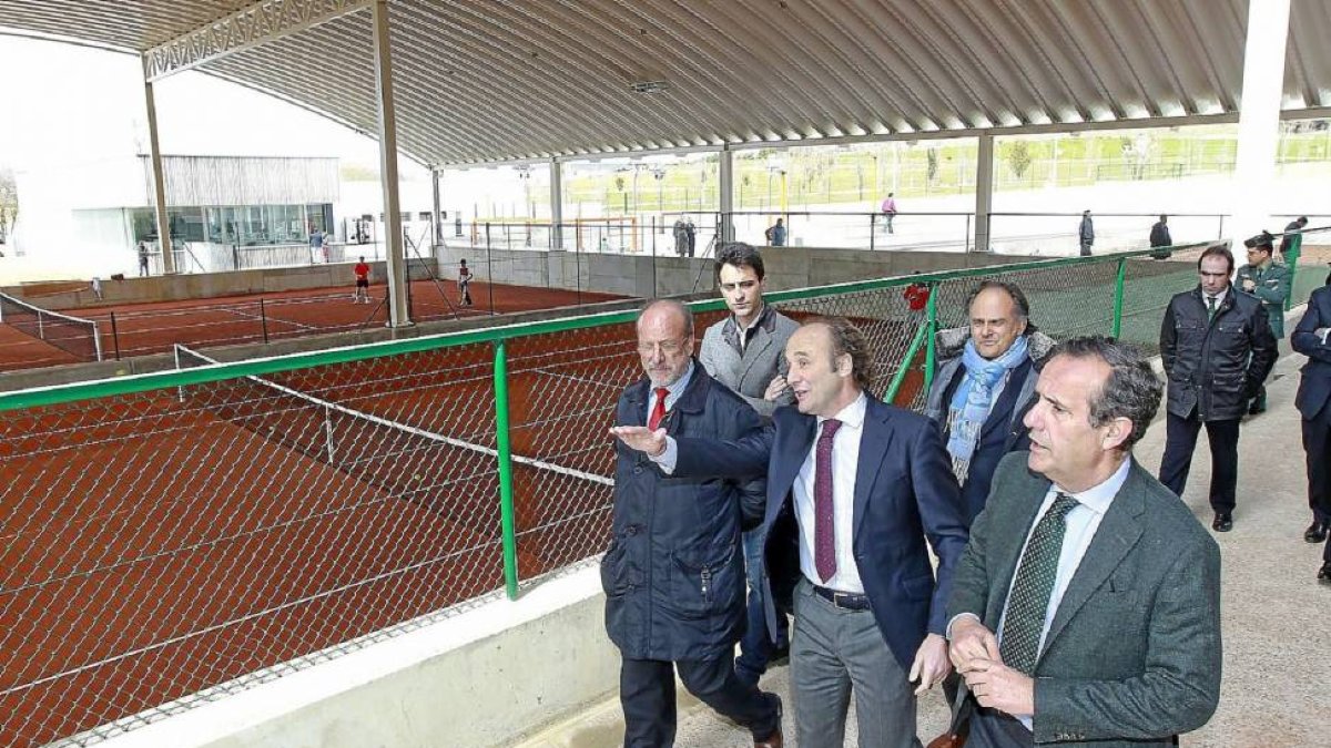 El alcalde y los responsables del proyecto, ante las pistas de tenis de tierra batida cubierta-J.M.Lostau