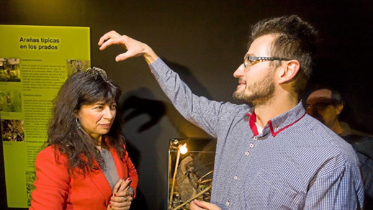 La concejala de Cultura, Ana Redondo, ayer, durante la inauguración de la exposición ‘¿Arácnidos?’.-Pablo Requejo