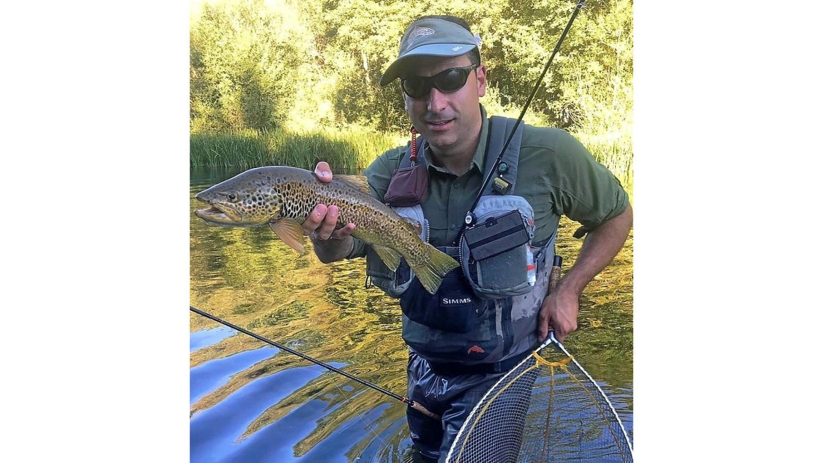 El pescador Alfonso Mazuelas Mata, campeón de España de salmónidos lance.-L. DE LA FUENTE