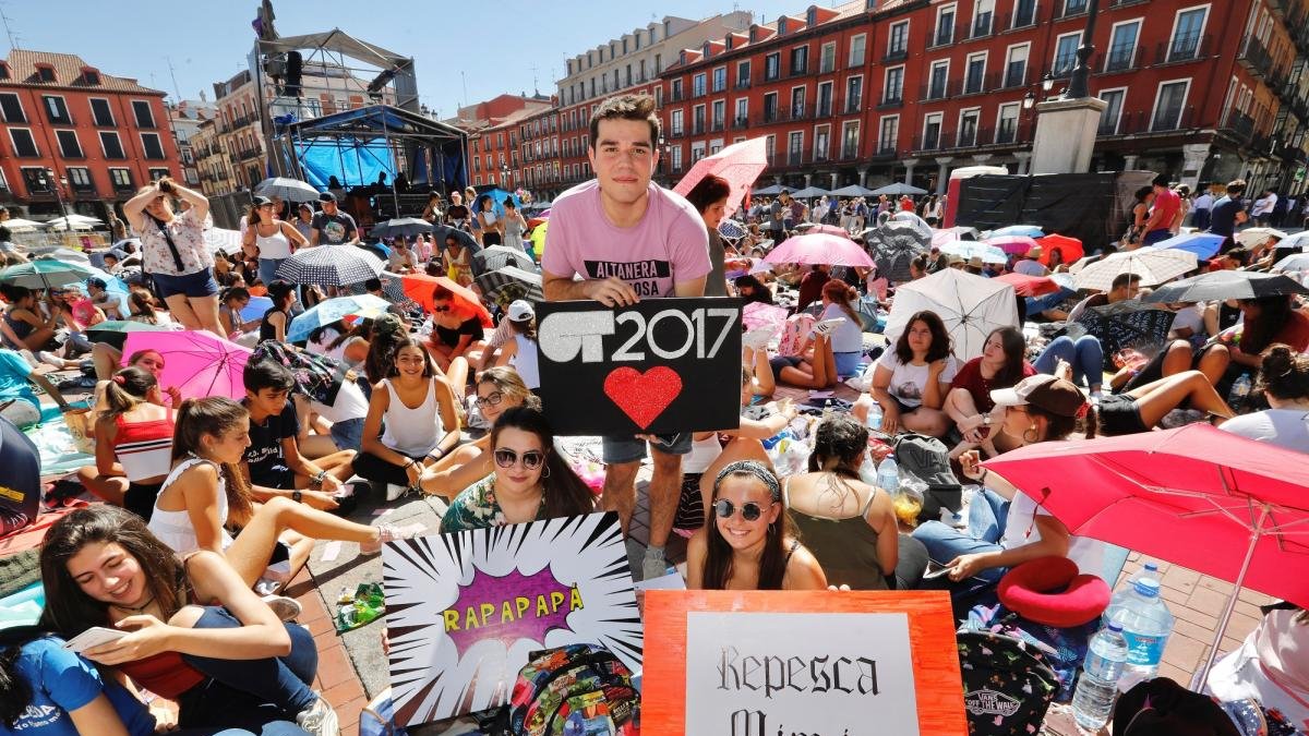 Fans de OT esperan en la Plaza Mayor al concierto de las diez de la noche.-J. M. LOSTAU