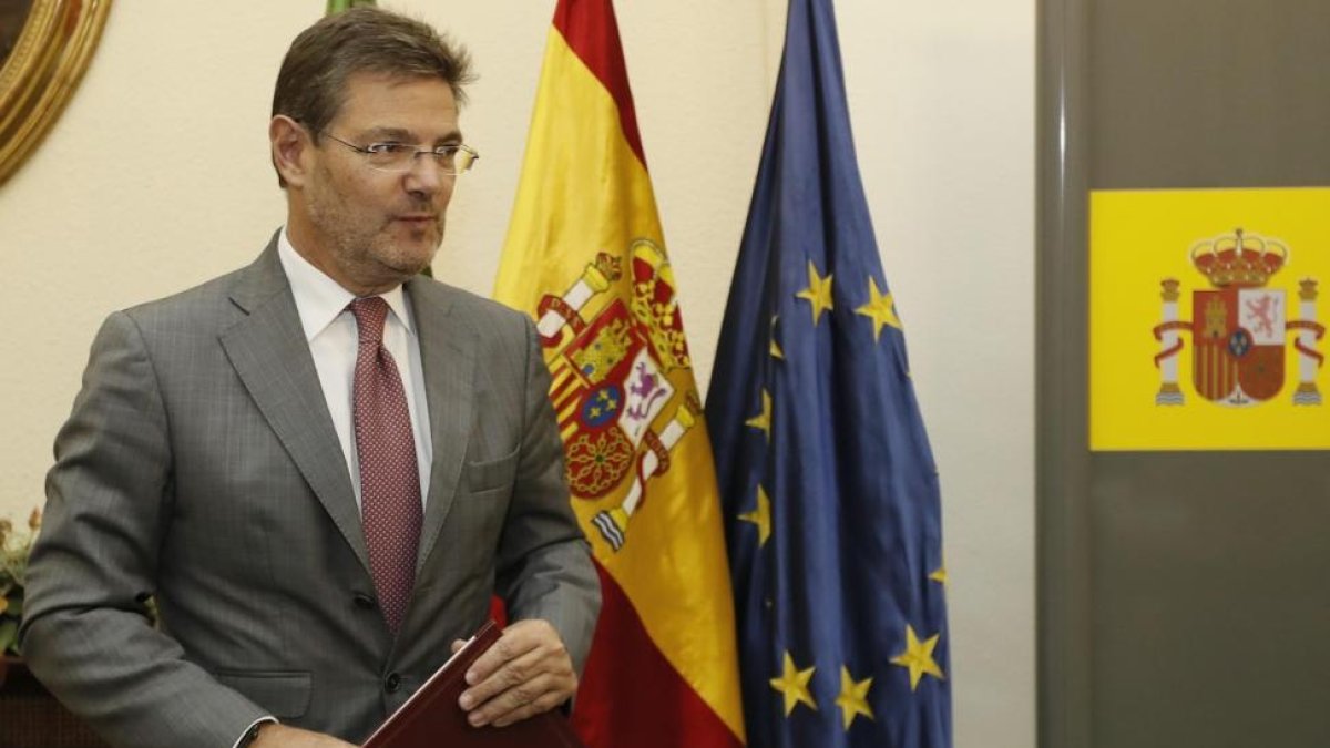 El ministro de Justicia Rafael Catalá tras la firma de un convenio de colaboración con la consejera andaluza de Justicia e Interior Rosa Aguilar.-/ JOSE MANUEL VIDAL (EFE)
