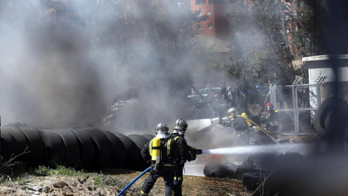 El incendio de un taller de neumáticos en la avenida de Burgos provoca una intensa nube de humo negro visible en todo Valladolid-ICAL