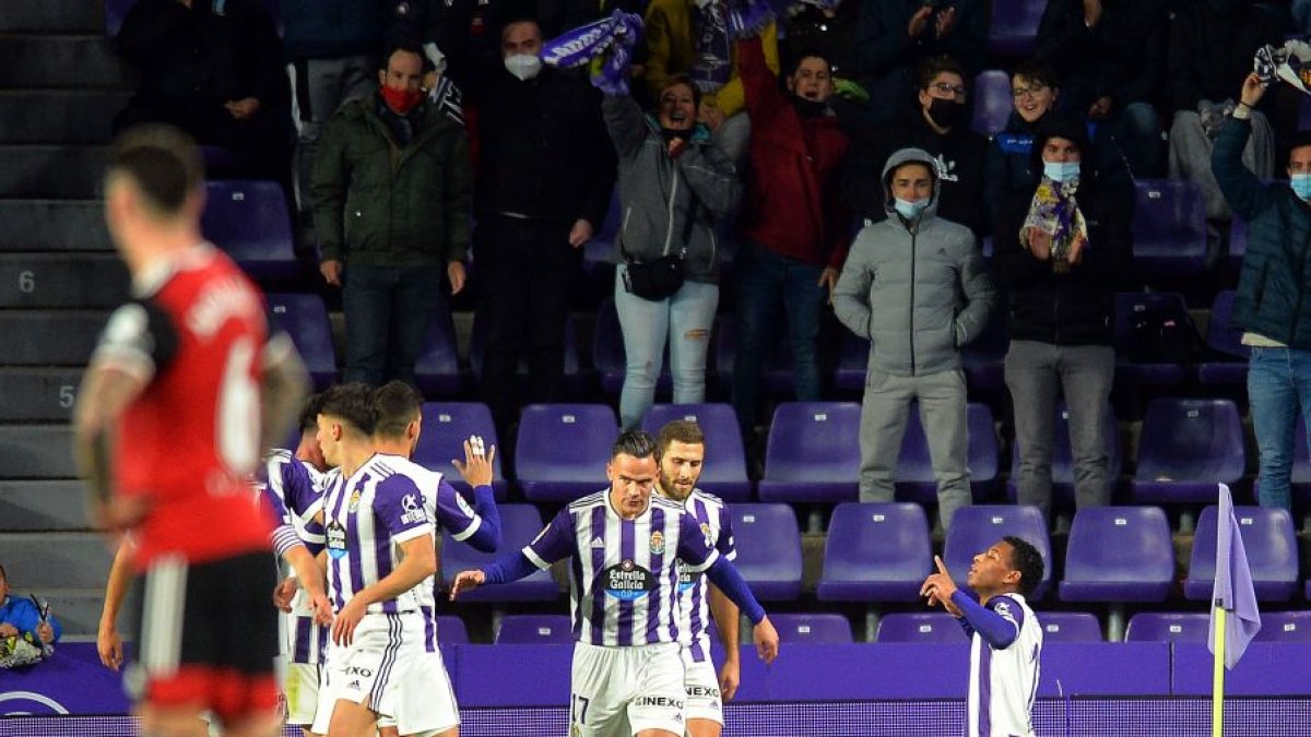 Plata celebra el 2-0 en Zorrilla. / E.M.