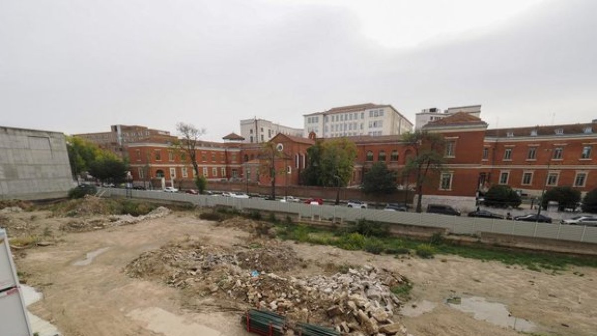 Estado de las obras en el terreno donde debe construirse el edificio de consultas externas del Clínico. -PHOTOGENIC