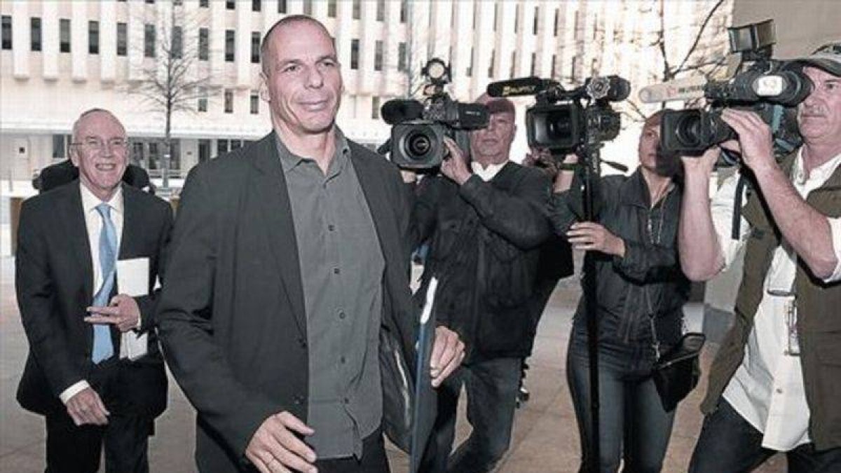 Yanis Varoufakis, a su llegada a la reunión con Christine Lagarde, en Washington.-Foto: REUTERS/MIKE THEILER