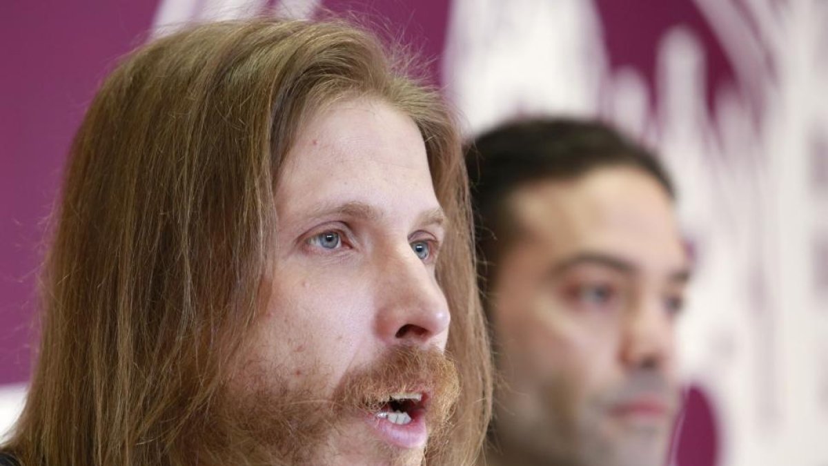 El Portavoz en las Cortes Autonómicas y Secretario General de Podemos Castilla y León, Pablo Fernandez, ofrece una rueda de prensa en la que expone la labor parlamentaria efectuada en Cortes en materia de sanidad y transporte ferroviario-ICAL
