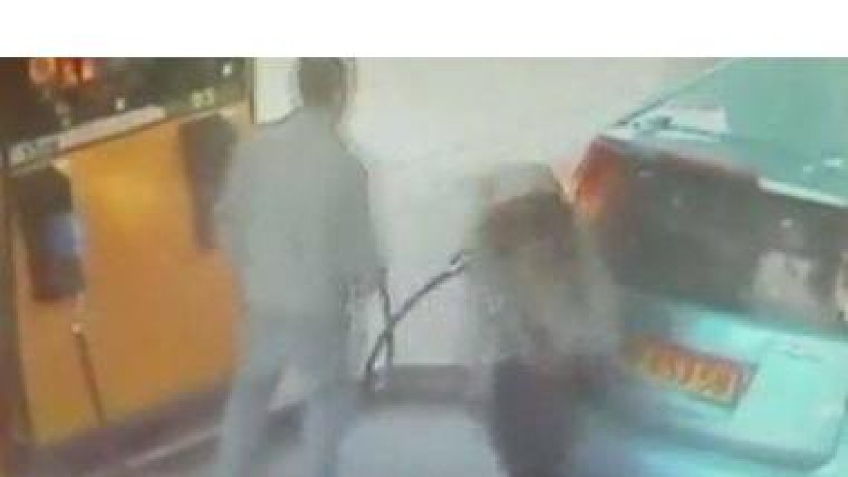 Vídeo de la cámara de seguridad de la gasolinera en que se ve como una mujer le incendia el coche al hombre que se negó a darle un cigarrillo.-YOUTUBE