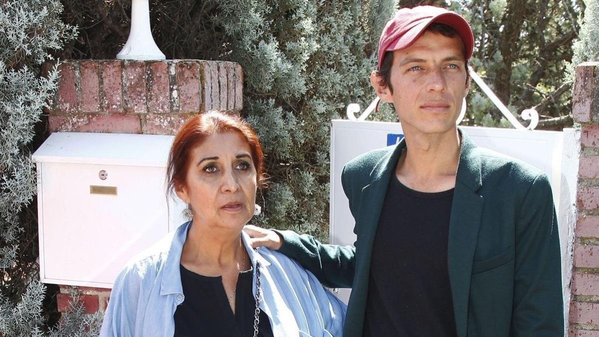 Camilo Blanes y su madre, Lourdes Ornelas, el 10 de septiembre a la entrada del chalet de Torrelodones.-GETTY IMAGES