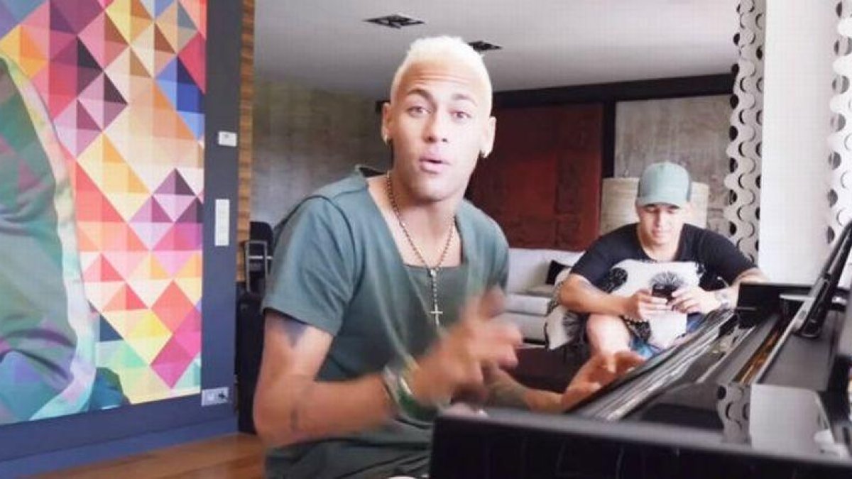 Neymar canta: