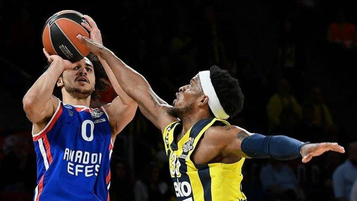 Shane Larkin lanza a canasta ante Bobby Dixon.-AFP / LLUÍS GENÉ