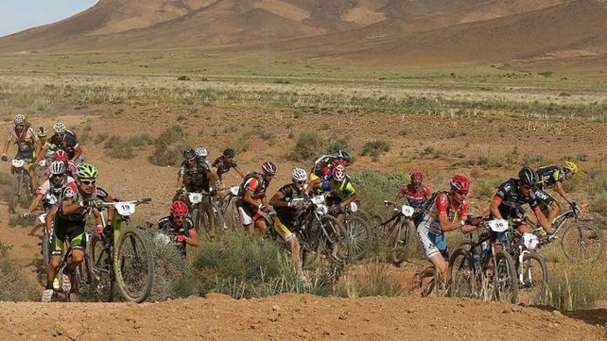 Un grupo de ciclistas, durante la segunda etapa de la Titan Desert 2015.-Foto: TITAN DESERT