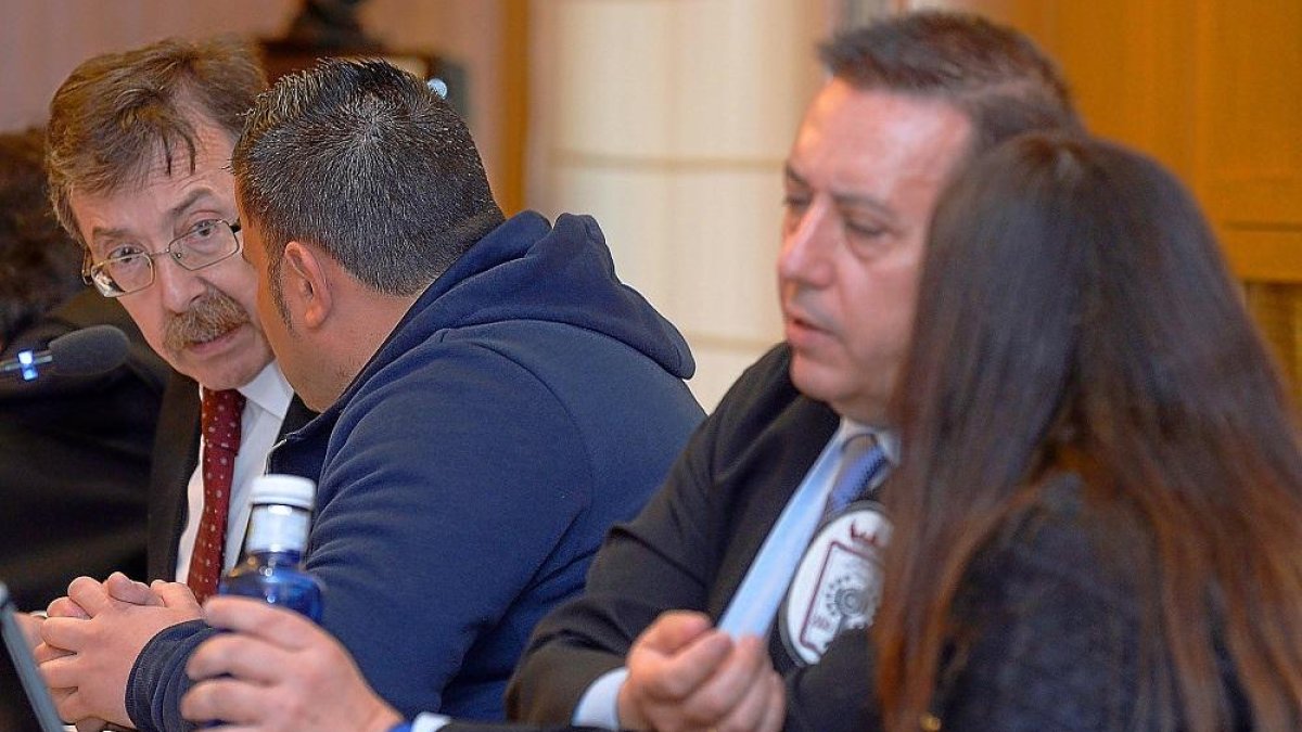 Los acusados Roberto Hernández y Davinia Muñoz, ayer, en el juicio en conversación con sus abogados.-POOL EFE