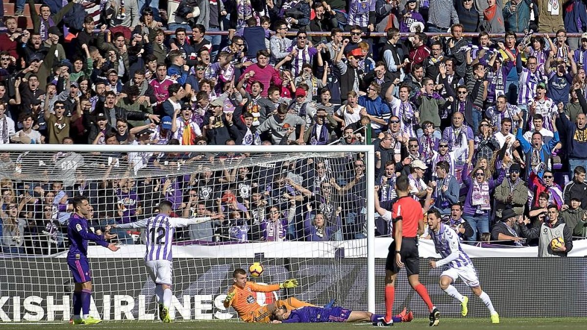 Óscar Plano celebra su gol, con Rubén y Araujo tirados.-PABLO REQUEJO
